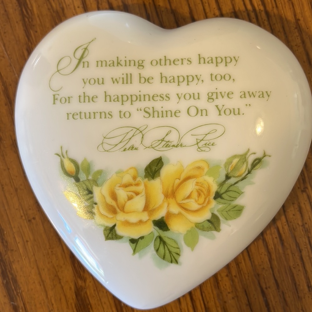 Heart shaped, jewelry/trinket box, 3.75”x 3.75”, porcelain, yellow roses on top. - Picture 4 of 4